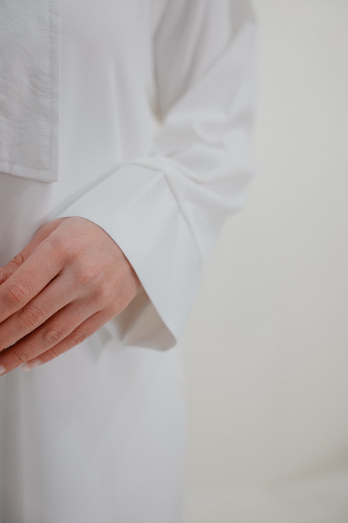 White Abaya – Élégance Aura Luxury Homewear