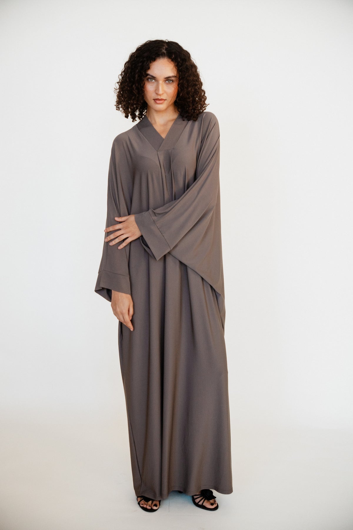 Taupe Abaya – Élégance Kandora Luxury Homewear